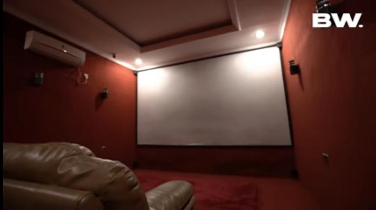 Roy Kiyoshi yang dikenal sebagai seorang yang indigo memiliki rumah mewah yang penuh aura mistris&period; Yuk kita intip penampakan rumah Roy&excl;