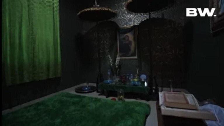 Rumah Roy Kiyoshi Roy Kiyoshi yang dikenal sebagai seorang yang indigo memiliki rumah mewah yang penuh aura mistris. Yuk kita intip penampakan rumah Roy!