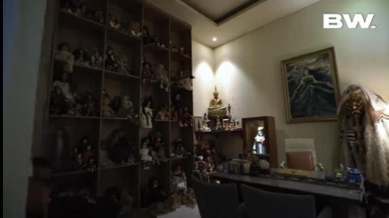 Rumah Roy Kiyoshi Roy Kiyoshi yang dikenal sebagai seorang yang indigo memiliki rumah mewah yang penuh aura mistris. Yuk kita intip penampakan rumah Roy!