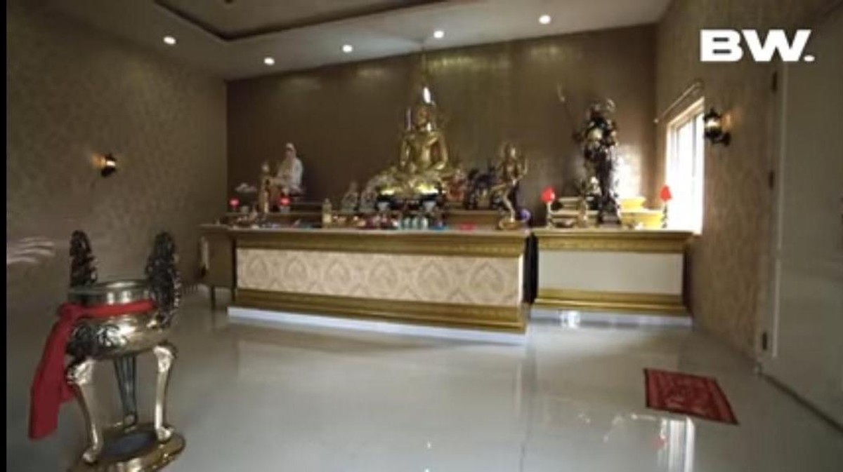 Roy Kiyoshi yang dikenal sebagai seorang yang indigo memiliki rumah mewah yang penuh aura mistris&period; Yuk kita intip penampakan rumah Roy&excl;