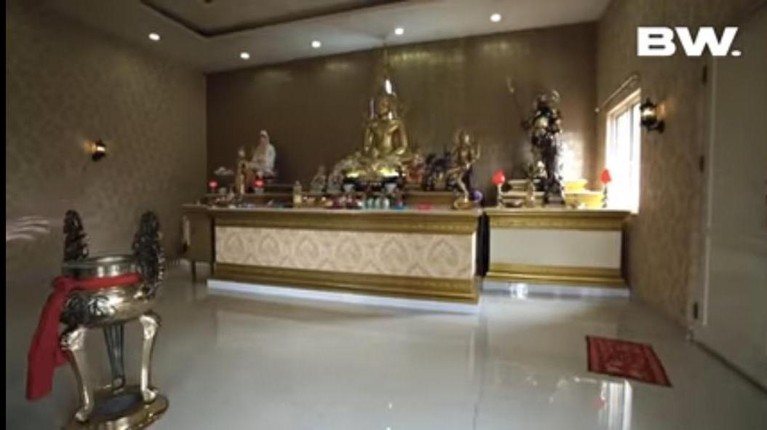 Rumah Roy Kiyoshi Roy Kiyoshi yang dikenal sebagai seorang yang indigo memiliki rumah mewah yang penuh aura mistris. Yuk kita intip penampakan rumah Roy!