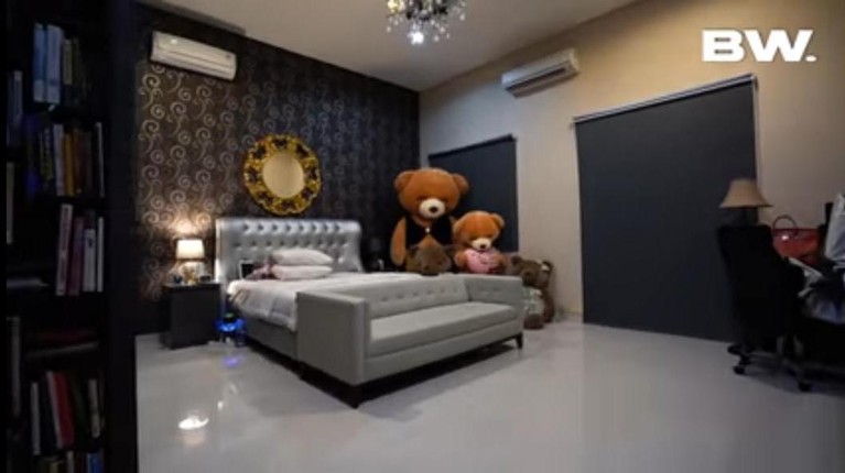 Rumah Roy Kiyoshi Roy Kiyoshi yang dikenal sebagai seorang yang indigo memiliki rumah mewah yang penuh aura mistris. Yuk kita intip penampakan rumah Roy!