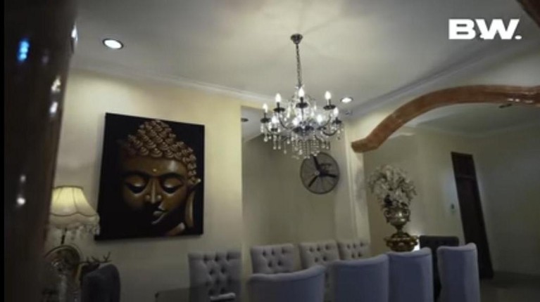 Rumah Roy Kiyoshi Roy Kiyoshi yang dikenal sebagai seorang yang indigo memiliki rumah mewah yang penuh aura mistris. Yuk kita intip penampakan rumah Roy!