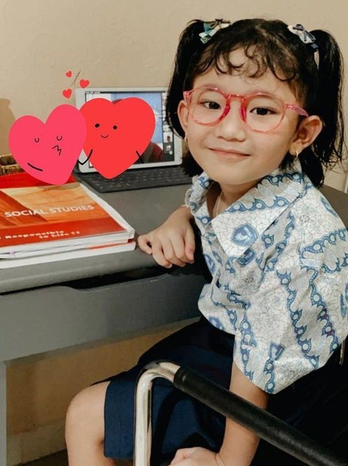 Sebelum aksi panggung tersebut, Bilqis dan Ayu Ting Ting membawakan lagu Cinta yang dipopulerkan oleh Vina Panduwinata. Ada juga lagu Apalah Cinta yang merupakan lagu duet sang ibu dengan Keremcem. (Foto: instagram.com/ayutingting92/)