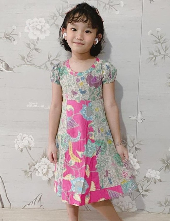 Gadis kecil kelahiran 28 Desember 2013 tersebut juga memiliki paras yang ayu. Rambutnya yang agak ikal dan tebal membuat wajahnya terlihat imut dan menggemaskan. Sebelumnya, Bilqis Khumairah Razak bersekolah di TK bertaraf Internasional yakni TK Kinderfield Depok, Jawa Barat. (Foto: instagram.com/ayutingting92/)
