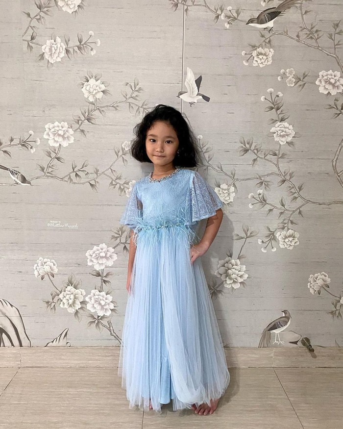 Si kecil Bilqis juga mampu menyanyikan lagu bahasa Inggris yang cukup menantang yakni The Magic Flute. Lagu ini memang terkenal karena nada yang unik dan tidak mudah untuk dinyanyikan. Tak hanya itu, Bilqis juga pandai menyanyikan lagu berbahasa Turki. (Foto: instagram.com/ayutingting92/)