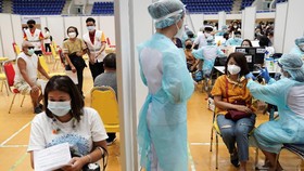 FOTO: Thailand Pacu Vaksinasi di Tengah Gelombang Covid