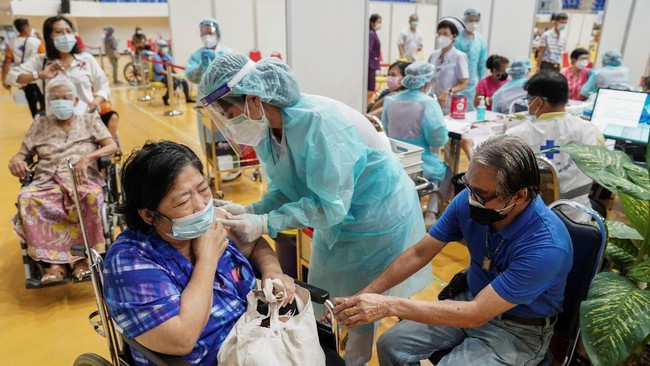 Thailand kembali mencetak rekor kasus Covid-19 pada Kamis (22/7). Pemerintah pun meminta maaf atas kelambanan program vaksinasi di tengah situasi genting ini.