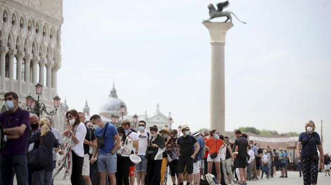 Venesia adalah permadani megah yang terdiri dari bangunan bersejarah, jalur air, menara lonceng, atap merah, dan seekor singa bersayap perkasa yang jadi simbol.