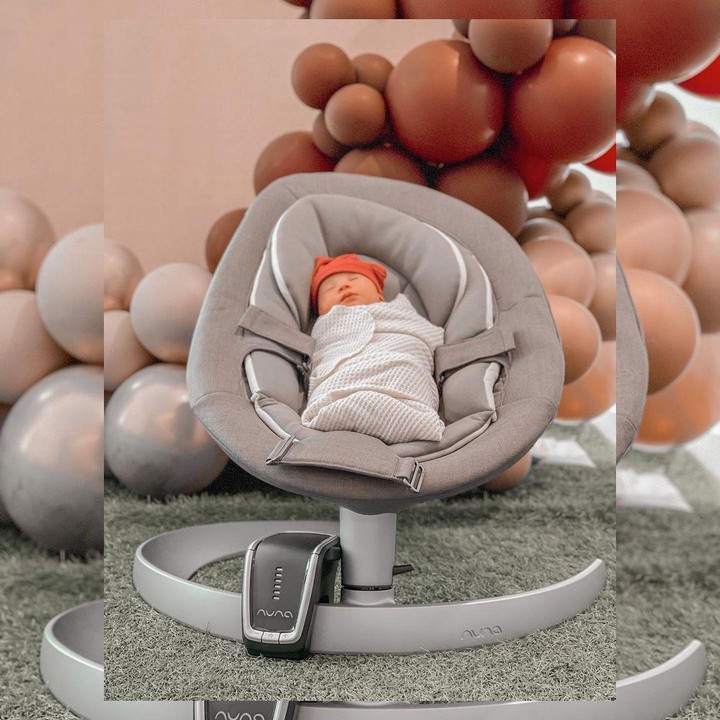 <p>Untuk bersantai di rumah, Ukkasya juga tertidur pulas di atas stroller merek Nuna. Stroller bertipe Leaf Grow itu dibanderol seharga Rp 4,8 juta Bunda. (Foto: Instagram: @zaskiasungkar15)</p>