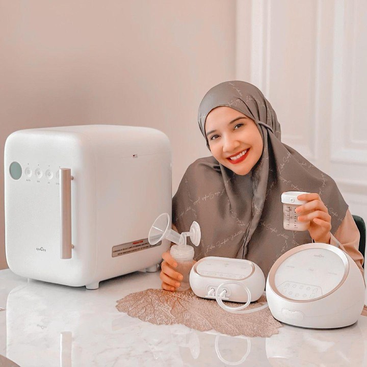<p>Untuk memenuhi kebutuhan ASI untuk Ukkasya, Zaskia Sungkar memanfaatkan pompa ASI elektrik dari merek Spectra Dual S. Di situs resminya, breast pump tersebut dibanderol seharga Rp3,1 juta. (Foto: Instagram: @zaskiasungkar15)</p>