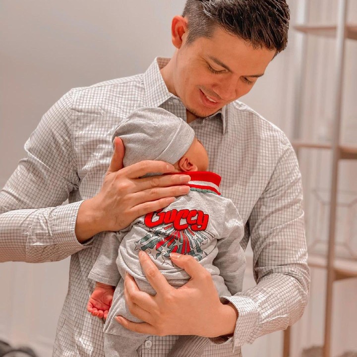 <p>Penampilan Ukkasya ketika foto sama Ayah juga tak kalah modis nih. Ia memakai baju Gucci Kids seharga Rp4,2 juta. (Foto: Instagram: @zaskiasungkar15)</p>