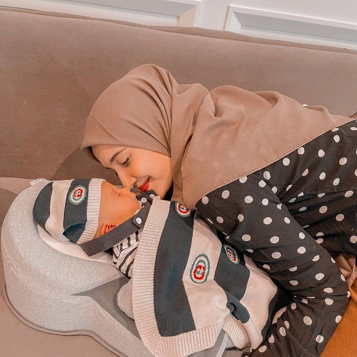 <p>Zaskia Sungkar juga membalut sang putra dengan selimut mahal agar tetap mahal. Baby Gucci Blanket itu dibanderol mencapai Rp6,6 juta. Tak hanya selimut, Ukkasya juga memakai Gucci Baby Stripes Hat seharga Rp2,3 juta. (Foto: Instagram: @zaskiasungkar15)</p>