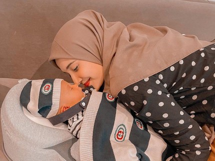 Lama Menanti, Zaskia Sungkar Tak Ingin Lewatkan Momen Menyusui Sang Anak Bun