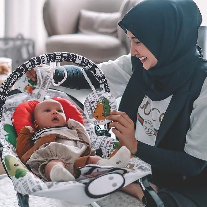 <p>Ketika bermain, Zaskia biasa membaringkan Ukkasya di atas baby bouncer. Kali ini ia memakai merek Sugar Baby. Di situs toko resminya, bouncer tersebut dibanderol mulai dari Rp300 - Rp800 ribu. (Foto: Instagram: @zaskiasungkar15)</p>