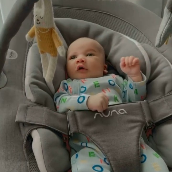 <p>Penampilan Ukkasya juga tak dilewatkan oleh Zaskia. Ia mendandani sang putra dengan fashion branded. Seperti ketika memakai Kenzo Kids Set of Bodysuit seharga Rp3,2 juta. (Foto: Instagram: @zaskiasungkar15)</p>