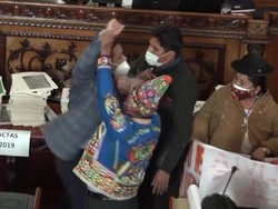 Adu Jotos Anggota Parlemen Bolivia di Kongres
