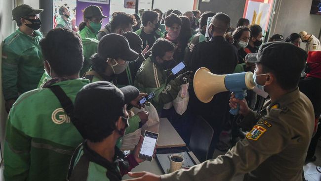 Satgas Minta Pegawai McD Dites Covid Imbas Antrean BTS Meal Satgas Covid-19 meminta agar pelacakan kontak atau tracing lekas dilakukan jika ada pegawai McDonald's yang positif Covid-19.