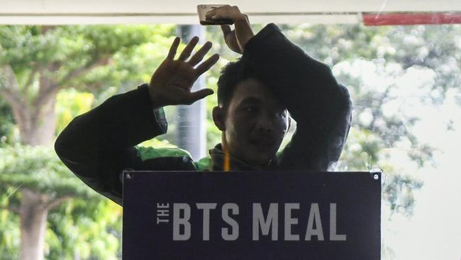 Driver ojol mengucapkan terima kasih setelah mendapatkan kejutan dari para penggemar BTS atau ARMY Indonesia karena membantu memesan BTS Meal.