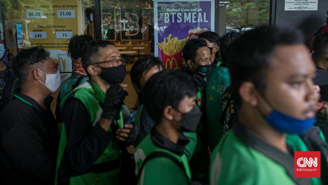 Sejumlah driver ojol menceritakan pengalaman mengantre berjam-jam demi memenuhi pesanan The BTS Meal di berbagai gerai McD dengan bayaran standar.