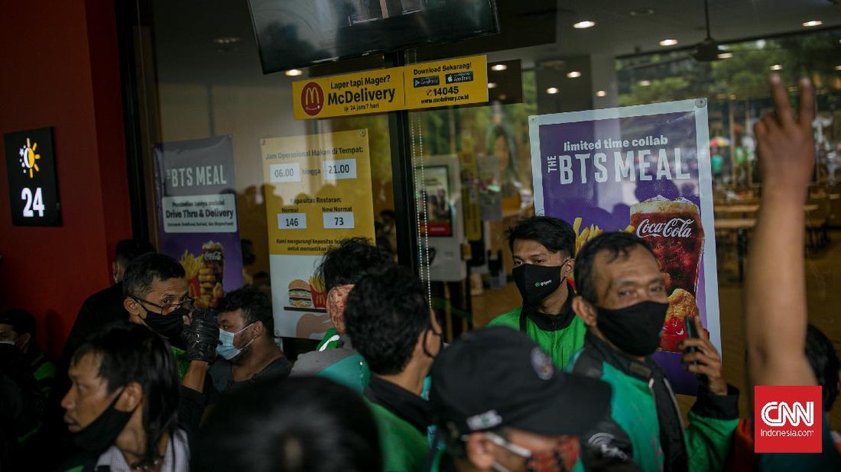 FOTO: Panjang Antrean Ojol Imbas BTS Meal Mc Donald's