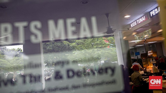 Antrean BTS Meal yang membeludak juga sempat terjadi di Malaysia akhir Mei lalu. Saat itu, tim medis marah karena kerumunan memicu risiko penularan Covid-19.