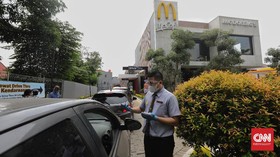 Satgas Covid-19 Minta Pemda Sanksi McD Picu Kerumunan