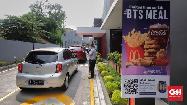 Satpol PP Segel 5 Gerai McDonalds di Jakarta Imbas BTS Meal Kasatpol PP Jakpus mengatakan ada lima gerai McD di wilayahnya yang disegel pada Rabu ini karena ramainya antrean pembelian BTS Meal.