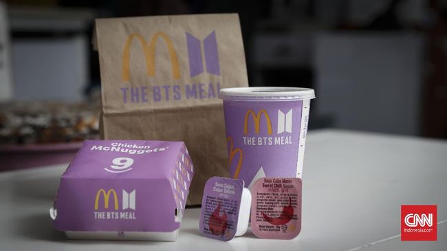 Usai berjibaku dan antre panjang untuk mendapatkan BTS Meal, ARMY menuangkan kreativitasnya untuk membuat merchandise spesial dari bungkus BTS Meal.