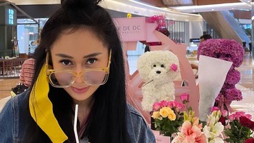 img-title Denise Chariesta Akui Jadi Selingkuhan Pengusaha R, Suami Ayu Dewi Terseret