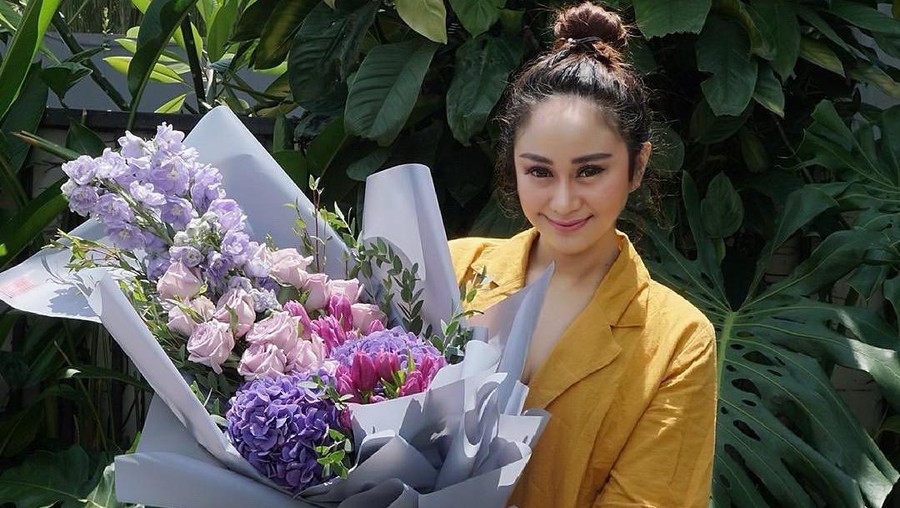 Denise Chariesta Saat Makan di Kafe Mewah hingga Penjual Kaki Lima