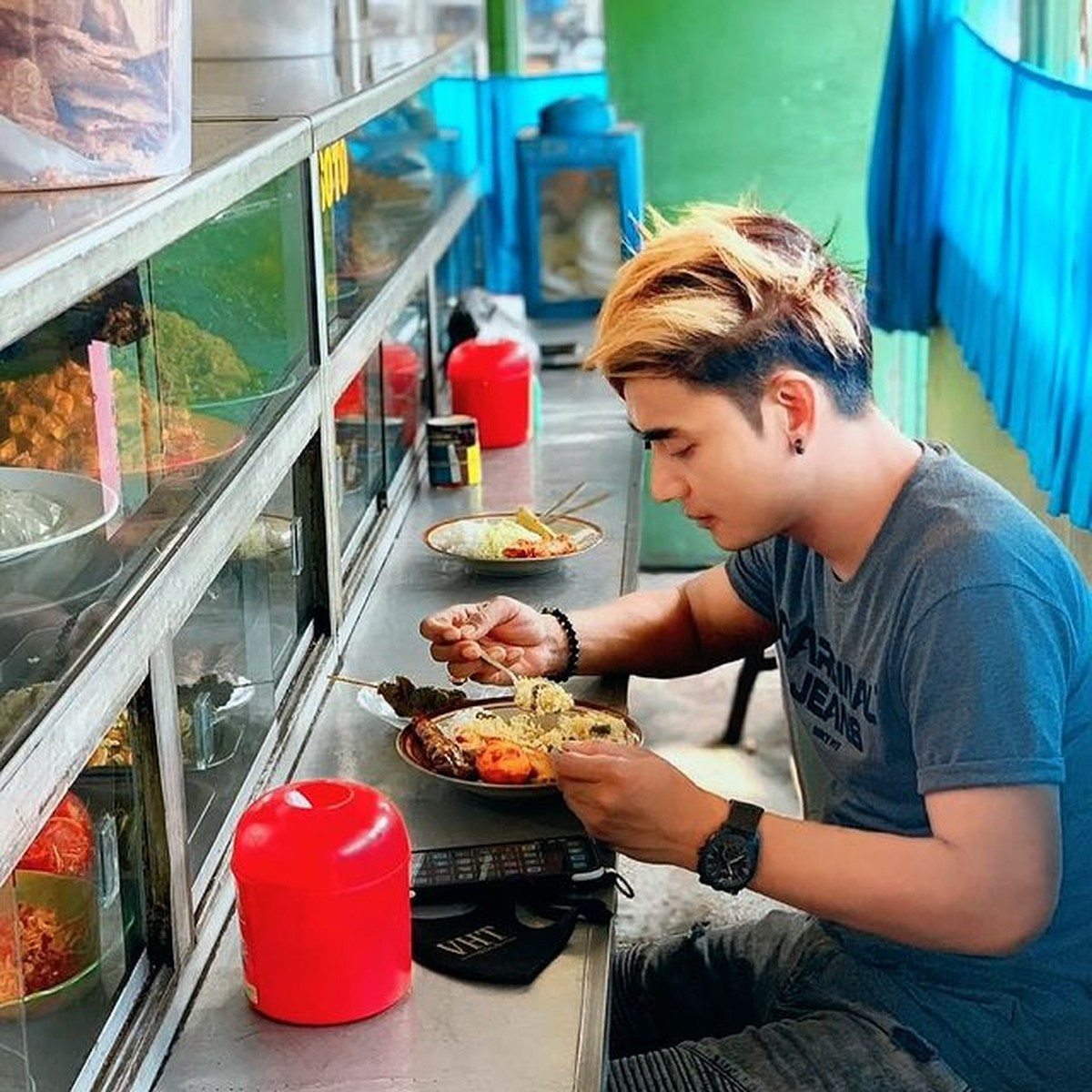 Charly Van Houten kini hadir dengan tampilan rambut yang baru&period; Yuk kita intip bagaimana penampilannya&excl;