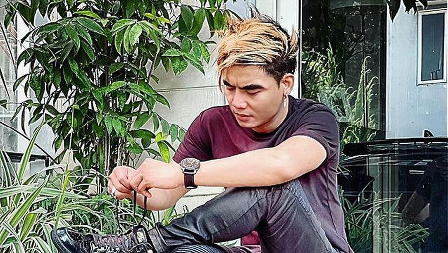 Charly Van Houten kini hadir dengan tampilan rambut yang baru. Yuk kita intip bagaimana penampilannya!