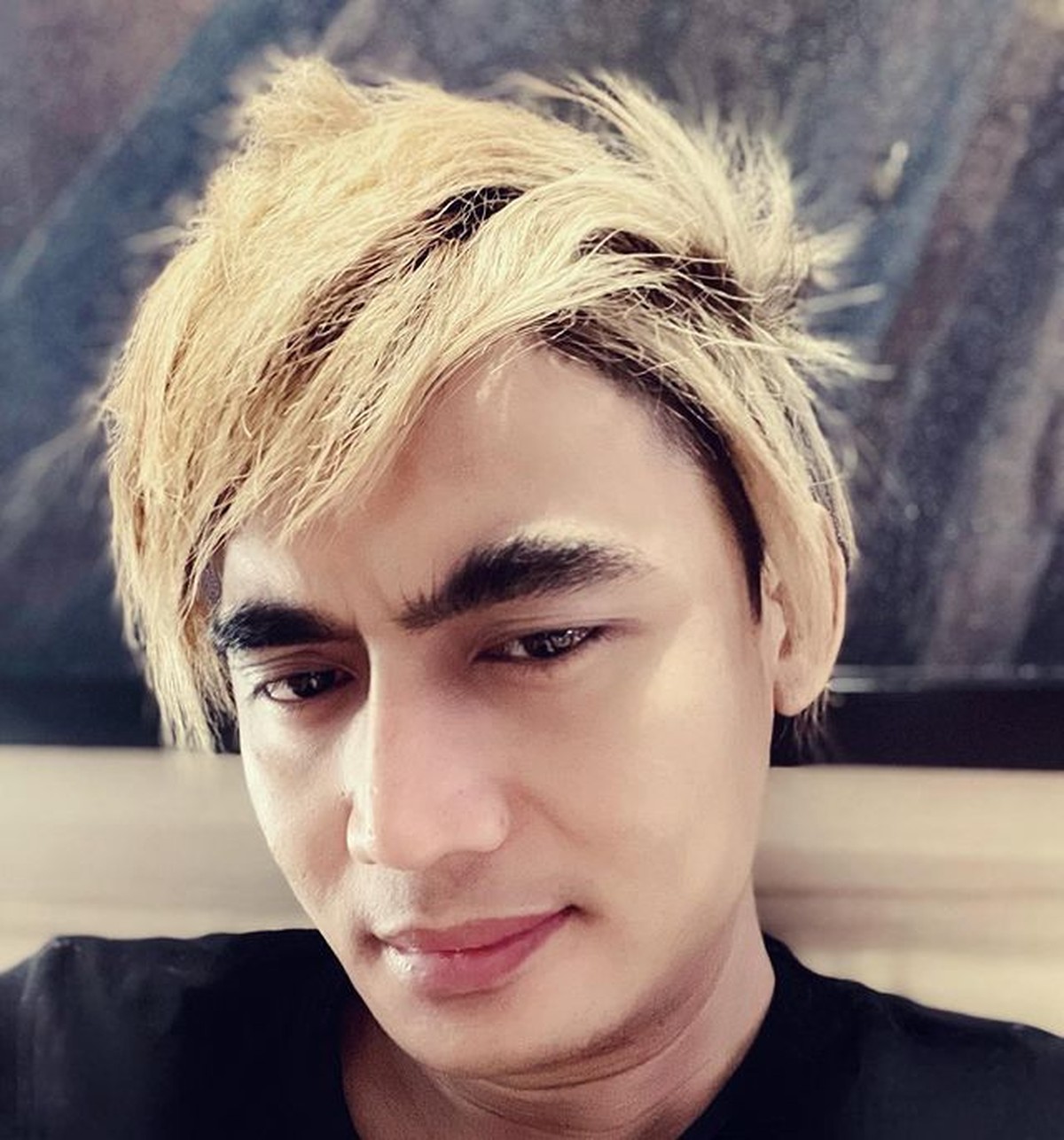 Charly Van Houten kini hadir dengan tampilan rambut yang baru&period; Yuk kita intip bagaimana penampilannya&excl;