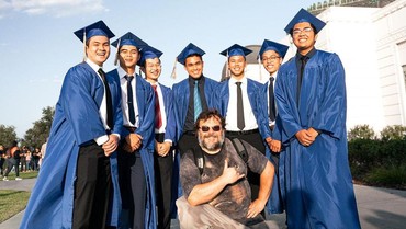 Jack Black Viral Usai Muncul di Pemotretan Kelulusan Siswa di Los Angeles
