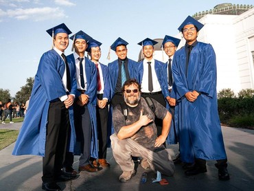 img-title Jack Black Viral Usai Muncul di Pemotretan Kelulusan Siswa di Los Angeles
