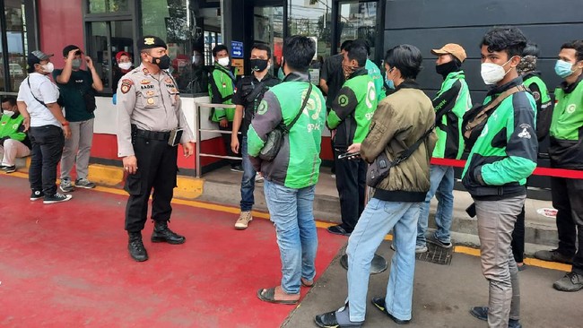 Massa pengemudi ojol mendatangi gedung perkantoran di wilayah Jaksel. Diduga dipicu pemukulan terhadap seorang pengemudi.