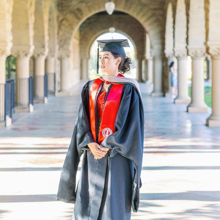 <p>Kebahagiaan tengah menyelimuti aktris sekaligus penyanyi Maudy Ayunda. Ia baru saja mengumumkan kabar kelulusan dari Stanford University, Amerika Serikat. Ia tampil cantik mengenakan busana wisuda lengkap dengan toga. (Foto: Instagram: @maudyayunda)</p>