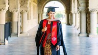 Keren! 7 OOTD Maudy Ayunda Lulus S2 dari Stanford University Amerika
