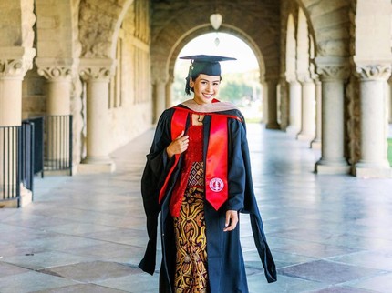 Keren! 7 OOTD Maudy Ayunda Lulus S2 dari Stanford University Amerika