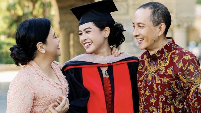 Maudy Ayunda langsung memamerkan gelar ganda di bidang pendidikan dan bisnis Strata 2 atau S2 usai wisuda dari Stanford University, Amerika Serikat.
