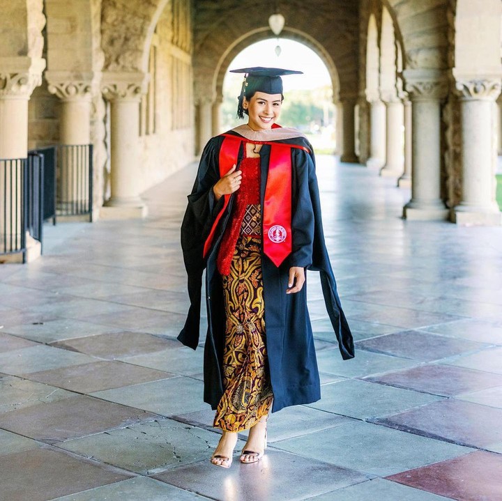 <p>Maudy Ayunda menyelesaikan pendidikan S1 jurusan PPE (Politics, Philosophy, and Economics) di Oxford University. Kemudian, Maudy melanjutkan pendidikan S2 double degree MBA (bisnis) dan MA (pendidikan) di Stanford University dengan beasiswa LPDP. (Foto: Instagram Maudy Ayunda)</p>