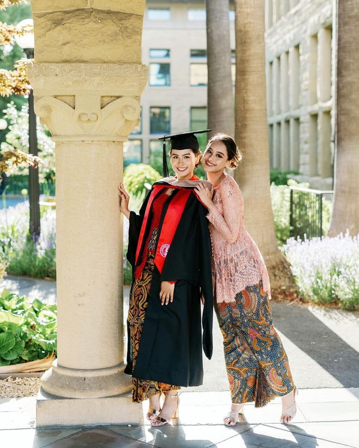 Keren! 7 OOTD Maudy Ayunda Lulus S2 dari Stanford University Amerika