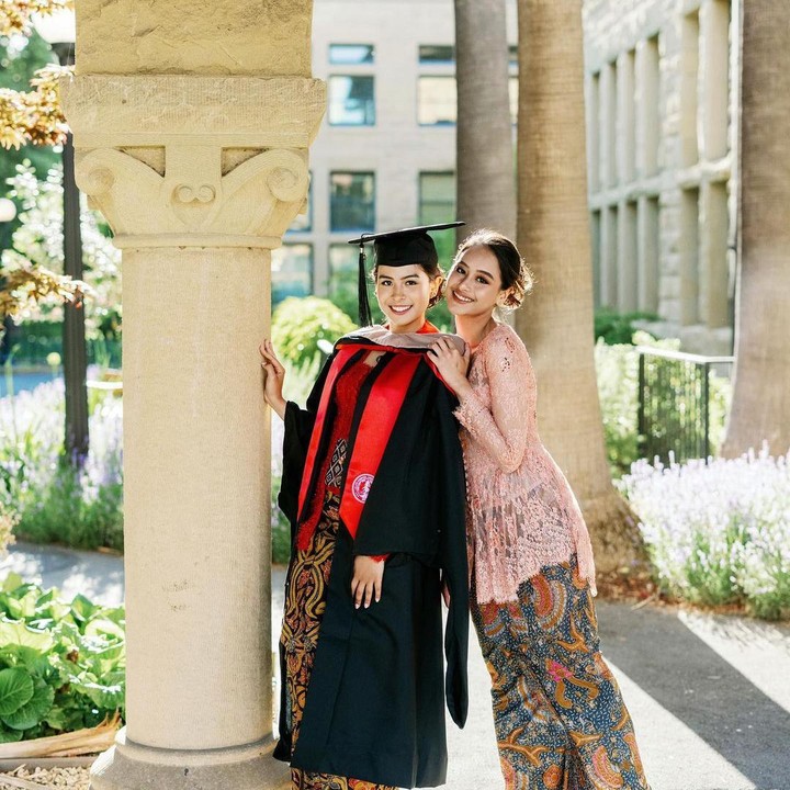 <p>Tak hanya kedua orang tua, adik Maudy Ayunda turut hadir di acara wisuda. Amanda Khairunnisa berpose bersama sang kakak di hari bersejarahnya. Ia terlihat manis dalam balutan kebaya warna<em> soft pink.</em> (Foto: Instagram: @maudyayunda)</p>