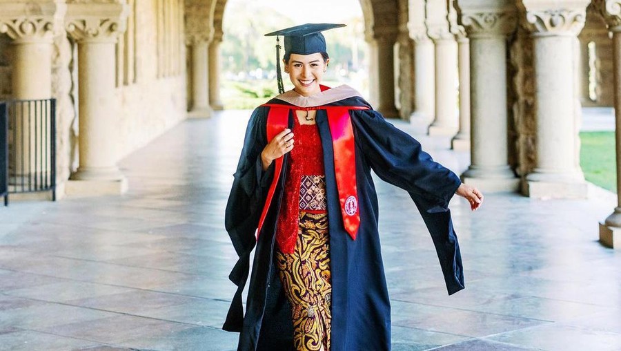 Maudy Ayunda Raih Gelar S2 di Stanford University Maudy Ayunda Raih Gelar S2 di Stanford University