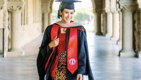 img-title Makna Kebaya Merah dan Batik Wisuda Maudy Ayunda