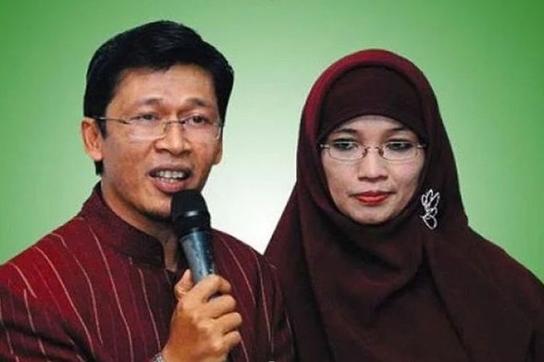 Momen Kebersamaan Aa Gym dan Teh Ninih Polemik rumah tangga Aa Gym dan Teh Ninih semakin memanas. Yuk kita tengok lagi potret kebersamaan mereka!