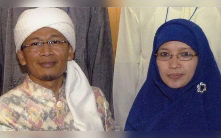 Momen Kebersamaan Aa Gym dan Teh Ninih Polemik rumah tangga Aa Gym dan Teh Ninih semakin memanas. Yuk kita tengok lagi potret kebersamaan mereka!