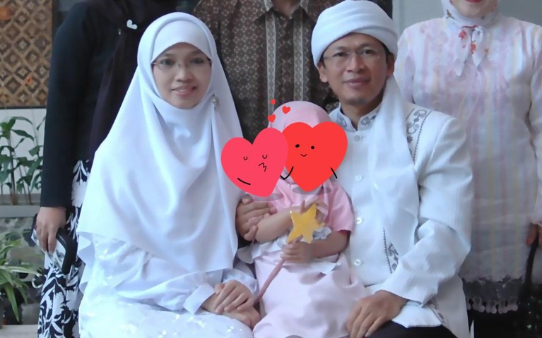 Momen Kebersamaan Aa Gym dan Teh Ninih Polemik rumah tangga Aa Gym dan Teh Ninih semakin memanas. Yuk kita tengok lagi potret kebersamaan mereka!