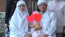 Momen Kebersamaan Aa Gym dan Teh Ninih Polemik rumah tangga Aa Gym dan Teh Ninih semakin memanas. Yuk kita tengok lagi potret kebersamaan mereka!